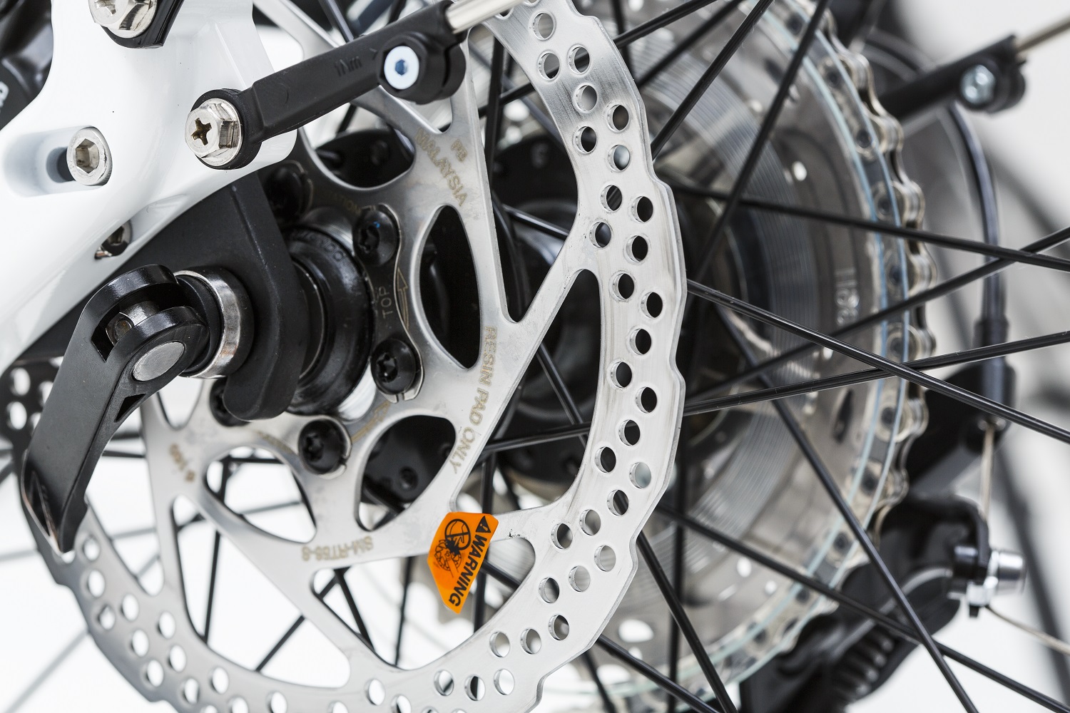 2.disk brakes and quick release for both wheels Manolo Bikes