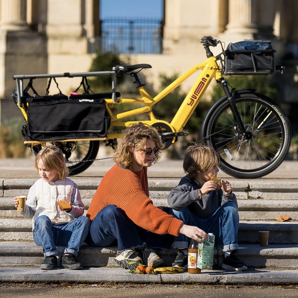 Yuba_Bikes_Lifestyle_City_Spicy_Curry_HelloYellow_StuffRack_MonkeyBars_Sideboards_2GoBags_SoftSpot_Kids_Family_Sideview_Snack